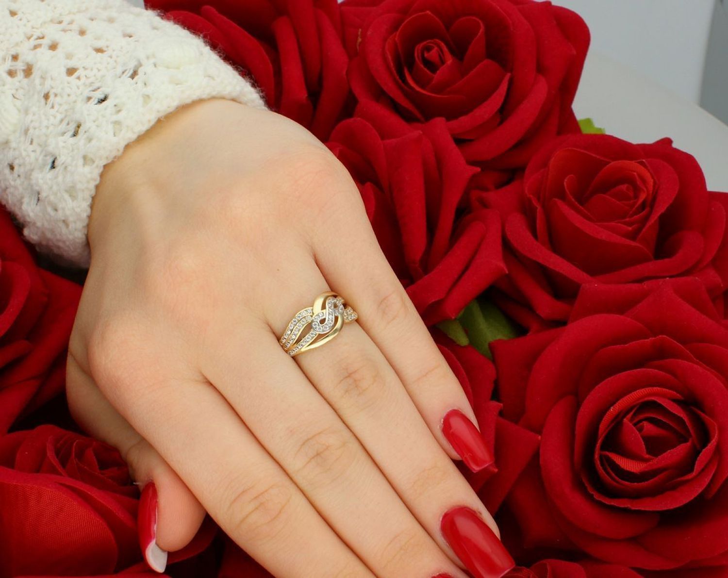 Złoty pierścionek damski próby 585 z cyrkoniami, znak nieskończoności. Waga 2,18 g, rozmiar 13, szerokość elementu ozdobnego 1 cm, szerokość szyny 2 mm. Doskonała biżuteria na prezent.1.jpg